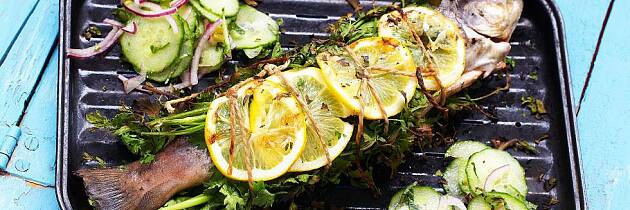 Helgrillet fjellørret med spicy agurksalat er uimotståelig