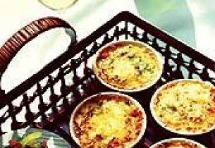 Jarlsberg-gratinert sild med salat