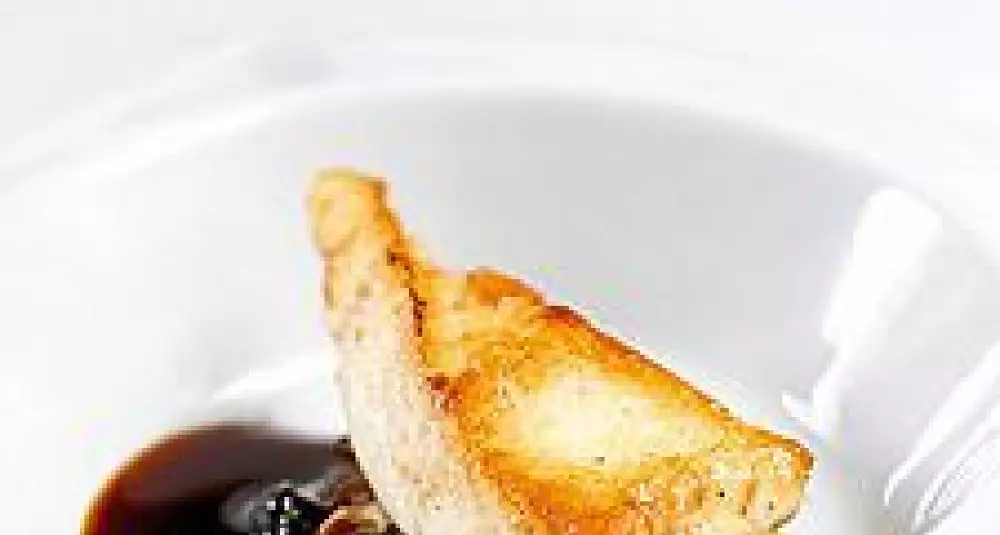 Piggvar med mais, shitake og tonkanøttsaus