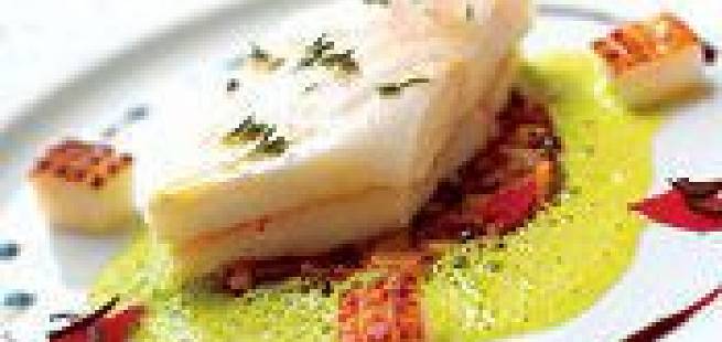 Ovnsbakt piggvar med hvitløkstekt blekksprut, saltbakte poteter med tomatconfit og nicoise-oliven, basilikumkrem og balsamicovinaigrette