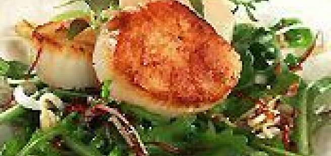 Grillet kamskjell med ingefærsmør og ruccula