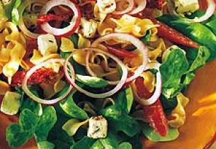 Lag en deilig pastasalat med spekeskinke