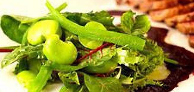 Røykt andebryst, salat med fèvebønner og haricots verts solbærvinaigrette