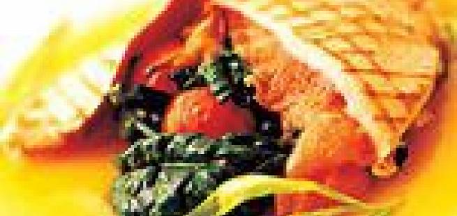 Kalveschnitzel med sautert spinat, tomat og sopp på ferskensaus