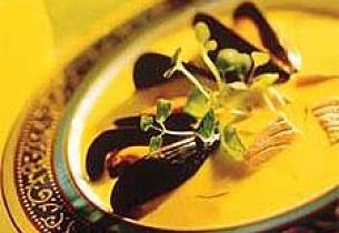 Laksesuppe med safran og blåskjell