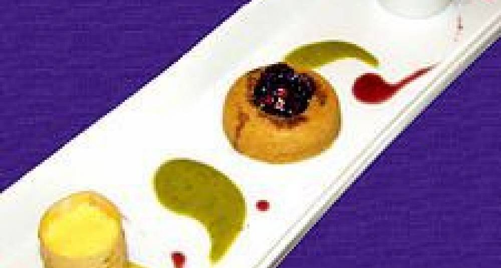 Krydderkake "savarin" servert med en liten mandarin-crème brûlée