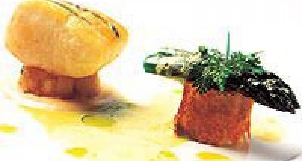 Estragon og lardobardert hellefisk, servert med pastilla på røykt ishavsrøye, eple- og jordskokksauté, eple- og jordskokkcrème og aspargessauce