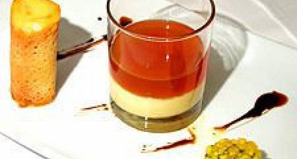 Panacotta med et hint av pasjonsfrukt, apricosconsommé, karamelltårn fylt med aprikos- og vaniljesorbét, fruktsalat med basilikum og peachlikør, balsamico-anissirup