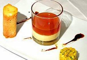 Panacotta med et hint av pasjonsfrukt, apricosconsommé, karamelltårn fylt med aprikos- og vaniljesorbét, fruktsalat med basilikum og peachlikør, balsamico-anissirup
