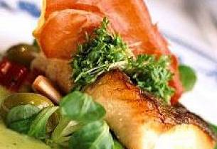 Hvitløkstekte torskekjaker med stekesjy, auberginekrem og salat av gule og grønne bønner