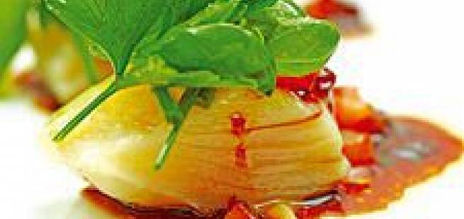 Olivenoljeposjert tørrfisk, ristet hvitløk- og blomkålskrem med røkt tomatvinaigrette
