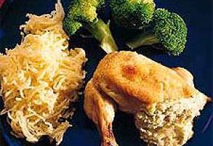 Lun salat med kyllingbryst og halloumi-ost