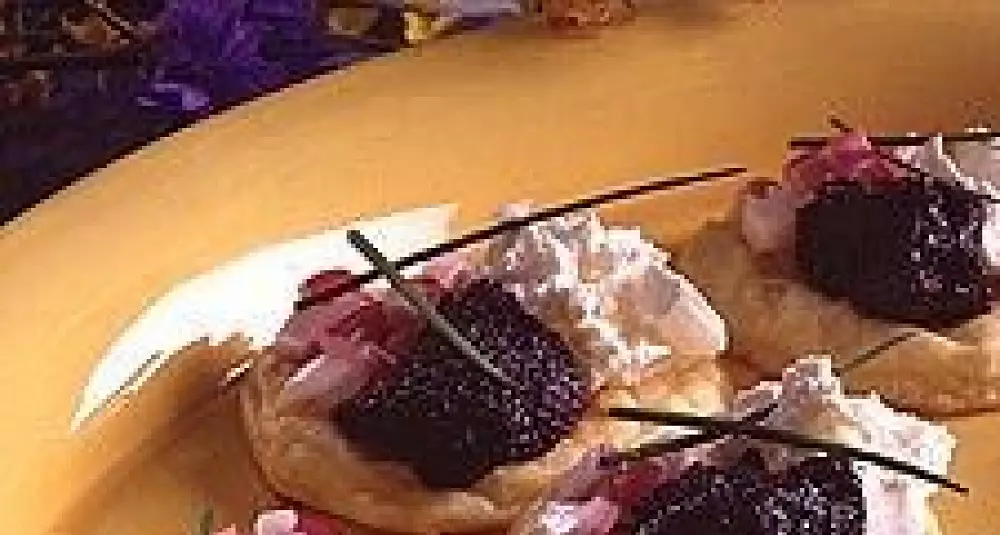 Røykt laks på blinis eller toast med vaktelegg og russisk kaviar
