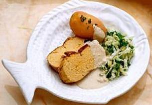 Rognpudding med lun potetsalat og Bois Boudran-saus