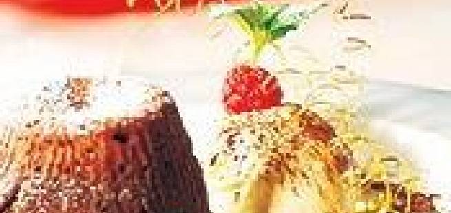 Sjokoladefondant med avletter, is, nøtter og bær