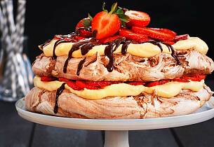 Favorittkaken pavlova blir enda bedre med sjokolade og friske jordbær