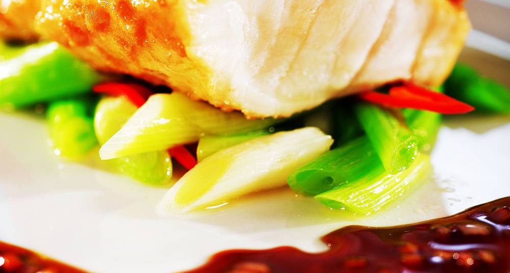 Soyakokt steinbit med vårløk og chiliringer