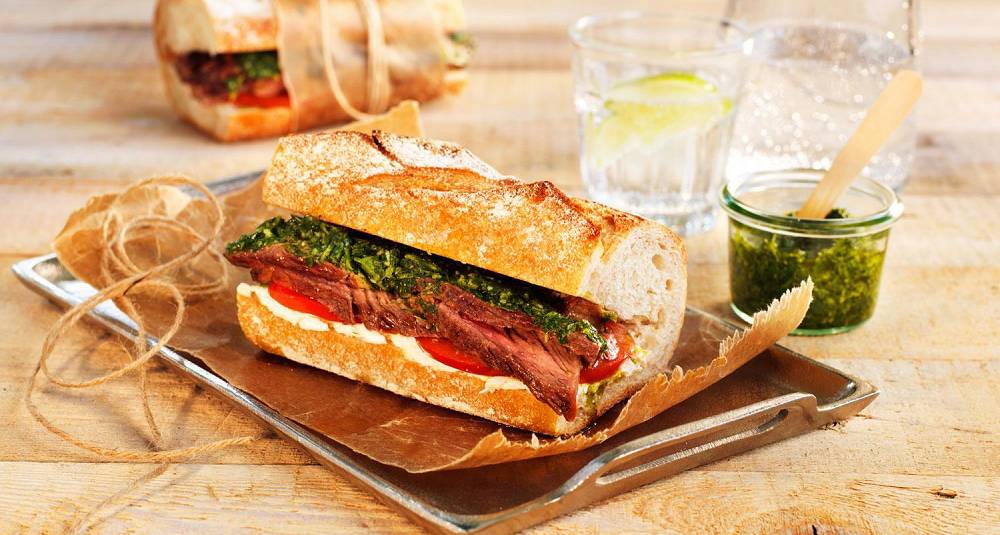 Baguette med biff og chimichurri