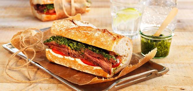 Baguette med biff og chimichurri