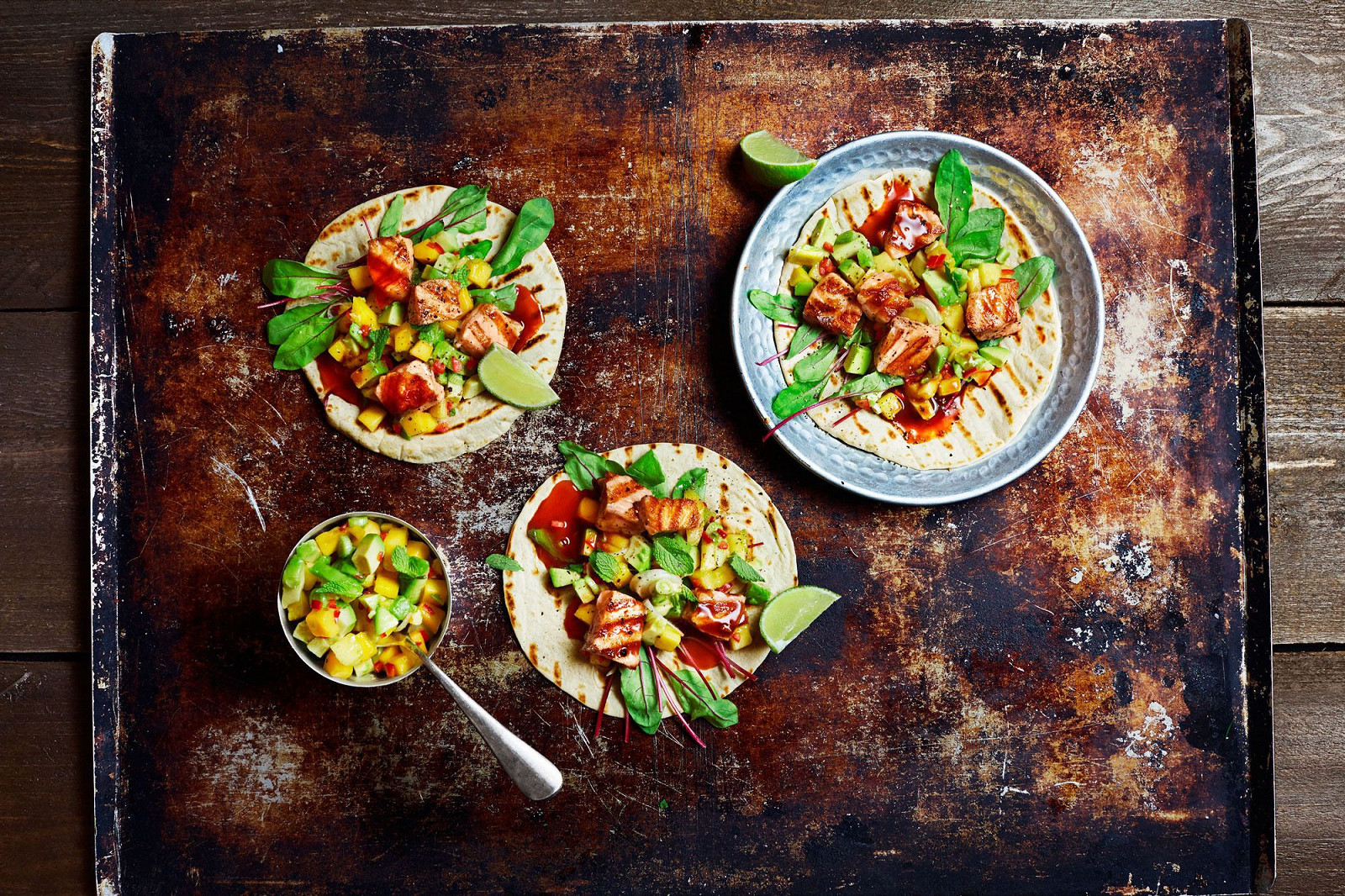 Soft taco med grillet laks og mangosalsa