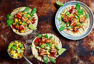 Lag en vri på tacomiddagen med grillet laks og mangosalsa