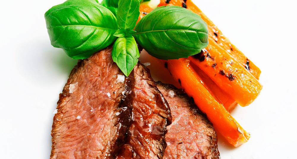 Grillet flat iron steak med bbq- saus og honningglaserte gulrøtter