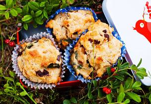 Matmuffins med fetaost, soltørket tomat og basilikum