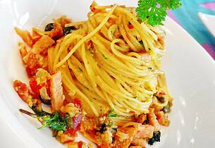 Start uka sterkt med en italiensk pastaklassiker - spaghetti all' amitriciana