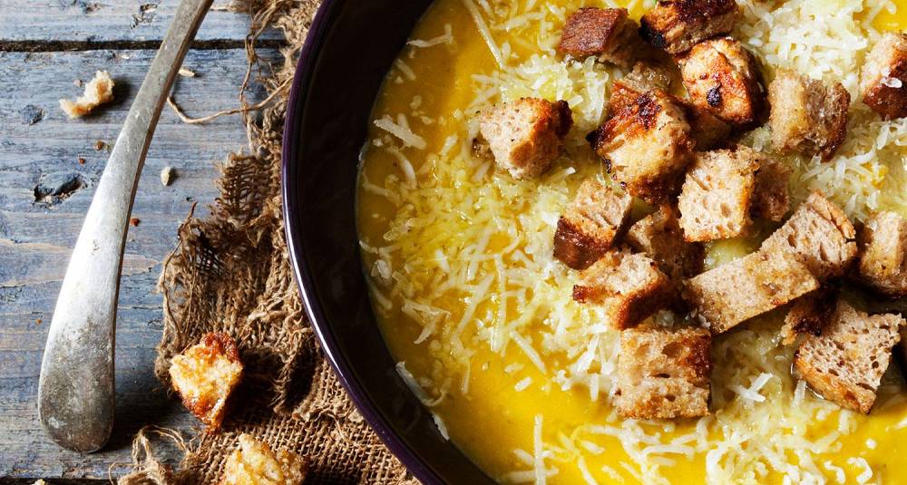 Bakt grønnsakssuppe med parmesankrutonger