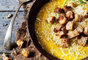 Bakt grønnsakssuppe med parmesankrutonger