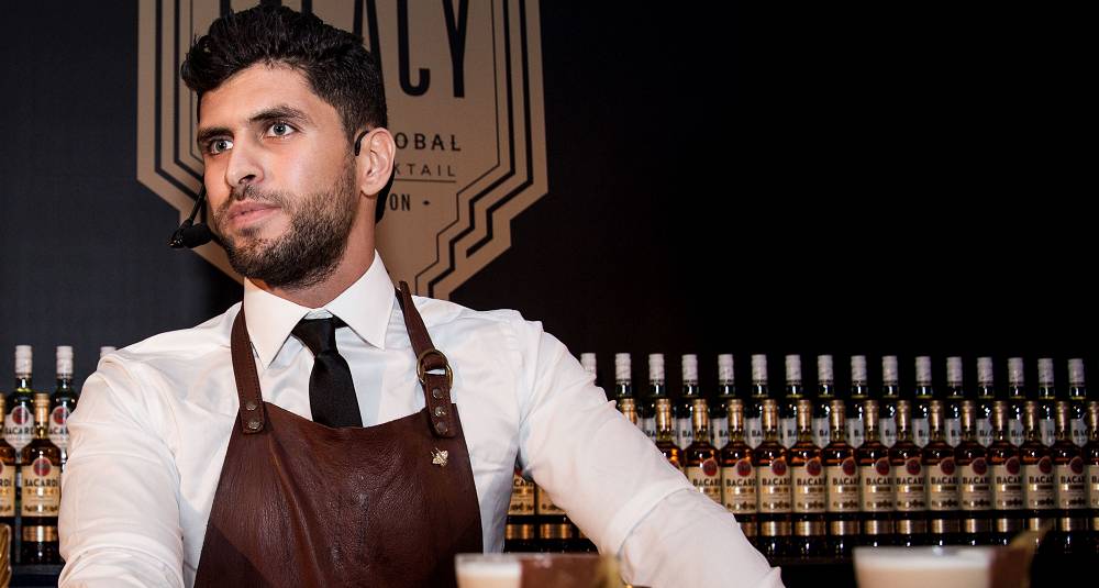 Bartendermester gir overskudd fra drinksalget til flyktningbarn