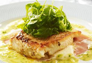 By på en lekker rett med kveite, jordskokkpuré og spekeskinke