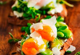 Bruschetta med kremost, bønner, ertespirer og posjert egg