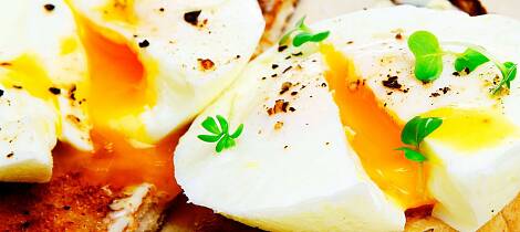 Forlorne egg med reke- og sjampinjongsaus
