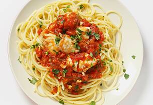 Hverdagsmiddagen blir ikke bedre enn pasta med sei, tomat og basilikum