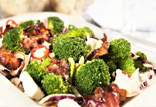 Brokkolisalat med feta og bacon