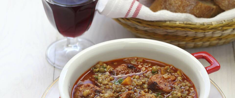 Server en spanskinspirert linsesuppe til middag i dag