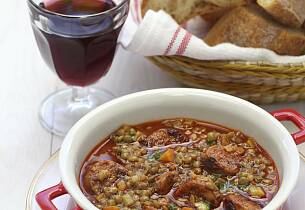 Server en spanskinspirert linsesuppe med eller uten chorizo til middag i dag