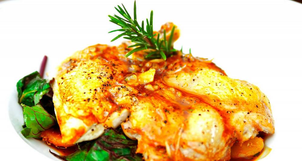 Ovnsstekt kylling på rotgrønnsaker med oliven og urter