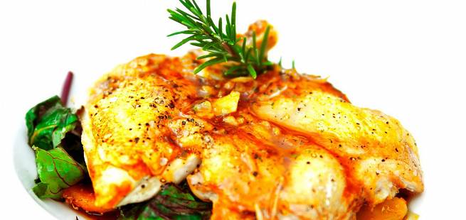 Ovnsstekt kylling på rotgrønnsaker med oliven og urter