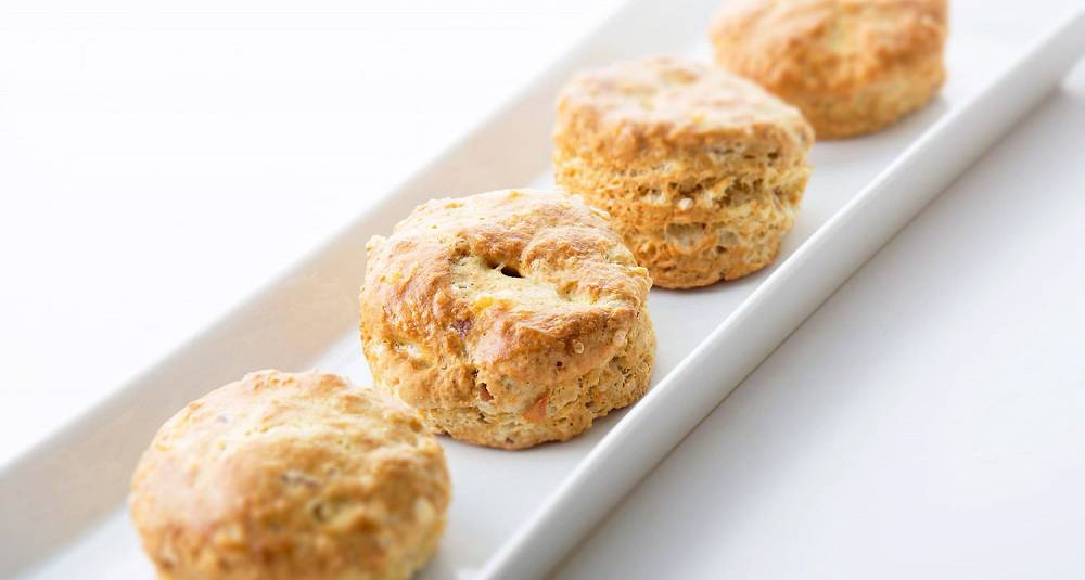 Scones med ost og bacon