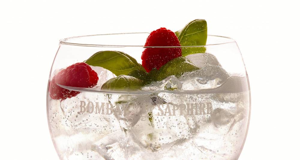 Rasp and Basil Gin Tonic drinkoppskrift