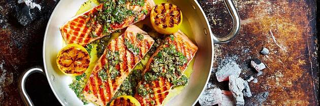 Kullgrillet laks med salsa verde er en super kombinasjon du vil elske