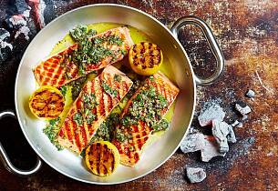 Kullgrillet laks med salsa verde er en super kombinasjon du vil elske