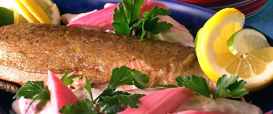 Ønsk sommeren velkommen med denne kombinasjonen av fisk og rabarbra