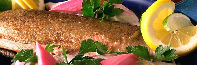 Ønsk sommeren velkommen med denne kombinasjonen av fisk og rabarbra