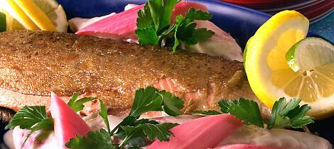 Ønsk sommeren velkommen med denne kombinasjonen av fisk og rabarbra