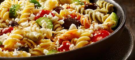 Gresk salat kan helt fint lages med pasta