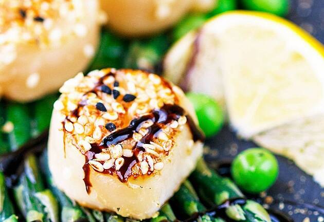 Kamskjell og asparges  i soyavinaigrette er fastfood av beste sort