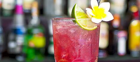 Miks en tropisk paradisstrand med denne drinken